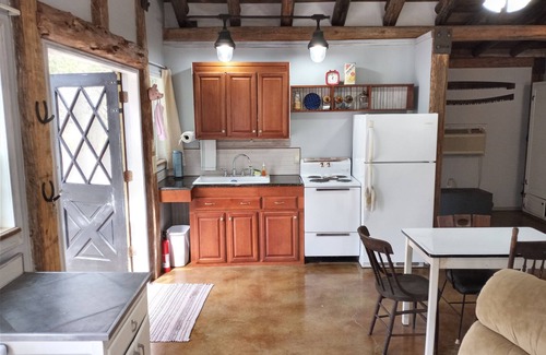 Henderson Cabin | Charming cabin get away w/walk-in shower, kitchenette, AC/heat, WiFi