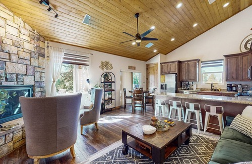 Strawberry House | Charming cabin with hot tub near the Gila National Forest