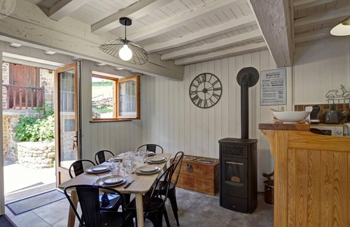 Belmont-de-la-Loire Cottage | Charming Countryside Retreat: Modern Comforts, Spacious, Pet-Friendly, Ideal for Families