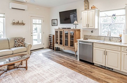 Nampa Cottage | Charming comfortable casita with AC and WiFi in welcoming Nampa.