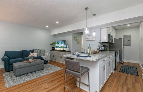 Hollywood Lakes Condo | Charming condo only 70 steps to delightful Hollywood Beach!