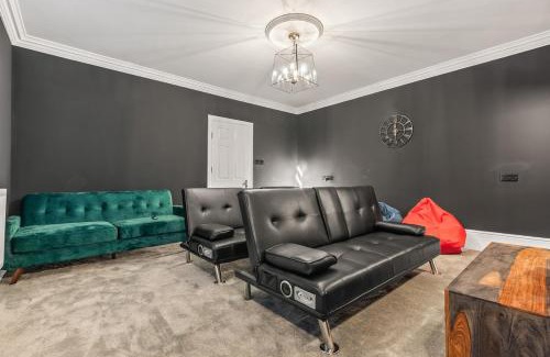 Blakedown House | Charming, Cosy & Spacious Manor House with Lake