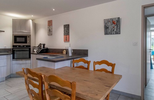 Aubigne-sur-Layon Cottage | Charming Cottage in Loire Valley Vineyards with Modern Comfort and Garden Access