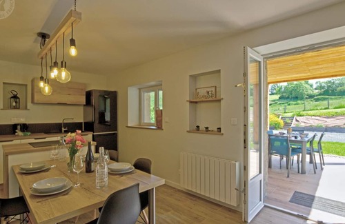 Pouilly-les-Feurs Cottage | *Charming Cottage with Spa, Spacious Balcony, and Modern Amenities Near Scenic Nature*