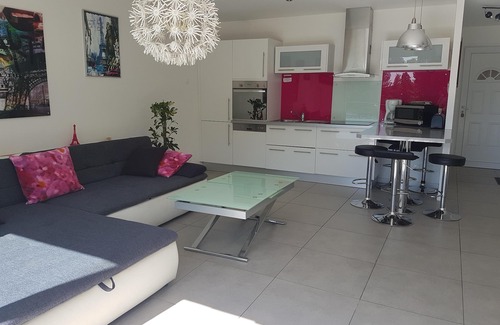 Villeneuve-le-Roi Apartment | Charming cottage by the Seine