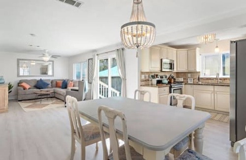 Clear Lake Shores Cottage | Charming Cottage Close to Kemah Boardwalk