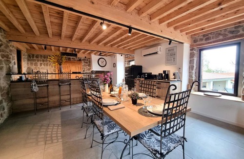 Champdieu Cottage | Charming Cottage for 6 with Garden and Spa in Champdieu