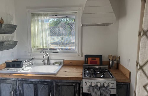 Fetters Hot Springs-Agua Caliente Cottage | Charming cottage in beautiful Sonoma with HVAC and deck