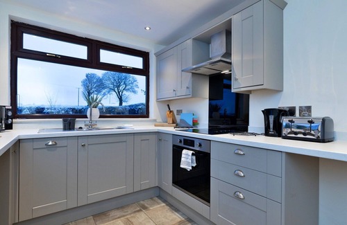 Cauldon Low Cottage | Charming cottage in Kingsley, No deposit