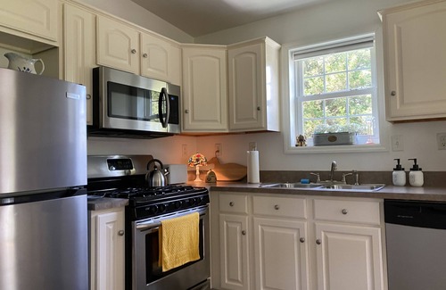 Athens Cottage | Charming Cottage in Private Lake Community (Pet-Friendly!)