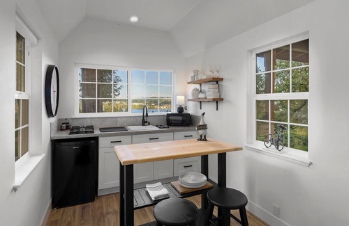 Poulsbo Cottage | Charming Cottage in Serene Poulsbo with WiFi access