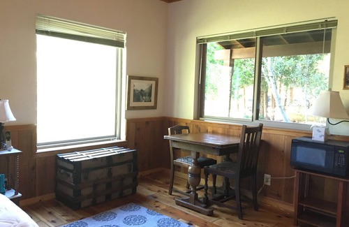 Dorrington Cottage | Charming Cottage Just Behind The Historic Dorrington Hotel!