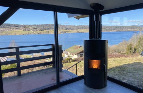 Montperreux Ski Chalet | Charming cottage on the shores of Lake Saint Point