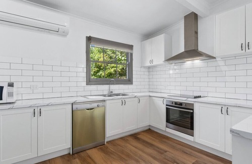 Golden Point House | Charming Cottage-Stylish Haven!