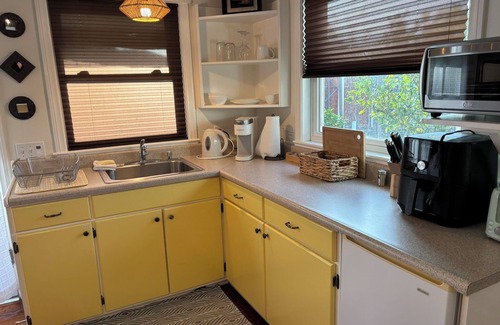 Thousand Oaks Cottage | Charming cottage in Thousand Oaks with WiFi and AC