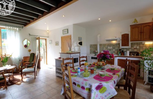Bussieres Cottage | Charming cottage with garden, WiFi, pets allowed