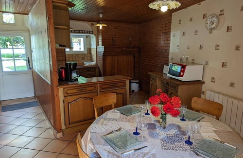 Barret Cottage | Charming Cottage with Private Garden, 4 Bedrooms, Near Thermal Town and Trails