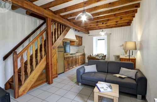 Apinac Cottage | Charming Cottage with Wifi, Bike Storage, and Outdoor Activities in Peaceful Forest Setting