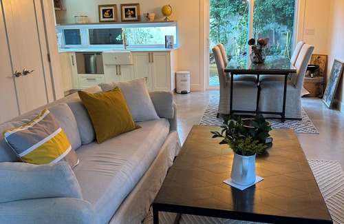 West Point Grey House | Charming country home in beautiful Pt Grey Village. Close to Beach, UBC, DT.