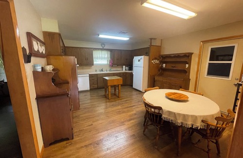 Elgin House | Charming country home with WiFi, AC in marvelous Elgin