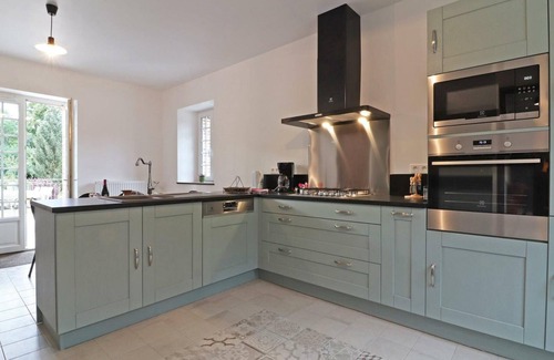 Bizou Cottage | Charming Country House: 3 Bedrooms, Private Garden, Terrace, Central Heating, Near Lake, Free WiFi
