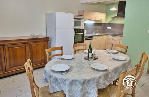 L'Huisserie Cottage | Charming Countryside Retreat with Farm Experience and Nearby Forest