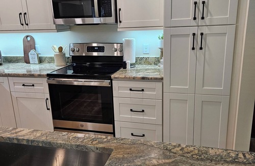 Palmetto House | Charming County Cottage - 5 Star Rated on Leading Vacation Rental Platform!