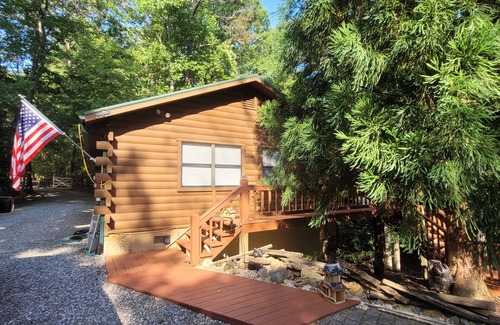 Unaka Cabin | Charming cozy 2-bedroom Cabin