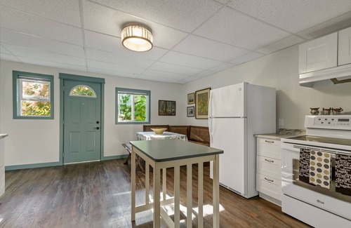 Vernon Cottage | Charming Creekside Cottage in Nature with Historic Roots