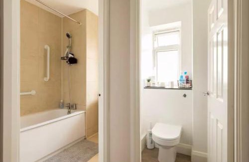 Coombe Hill House | Charming Double Room Near Richmond Park Kingston Gate