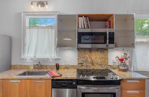 Alta Vista House | Charming Downtown 3-bedroom bungalow -Riverwalk - The Alamo-and more
