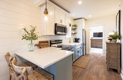 West Dundee Apartment | Charming Downtown Farmhouse Apartment #4