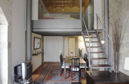 Ciutat Vella Condo | Charming duplex Artistic Heritage of the XVth Century Catalan Gothic Style.