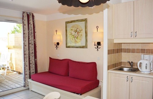 Rouret House | Charming Duplex House for 6 with Terrace, WiFi, Pet-Friendly - Grospierres
