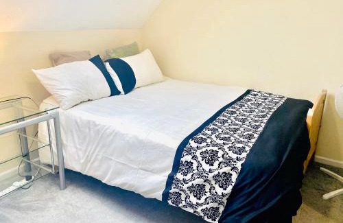 Bletchley House | Charming Entire 2-Bedroom House in Milton Keynes