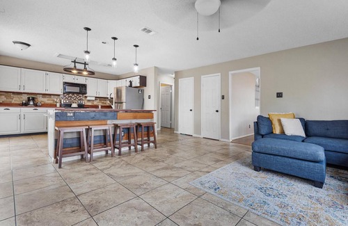 South Arlington House | Charming family home with king bed - private pool - fast wifi - ARCADE