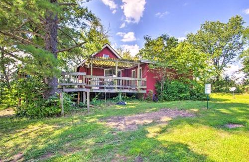Hallsville House | Charming Farm Cottage with Fire Pit and Grill!