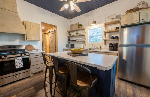 Ringold Cabin | Charming farmhouse, full kitchen, private back deck, fire pit, quiet area