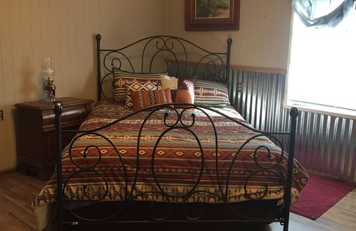 Baird Other | Charming farmhouse in tranquil Baird with AC