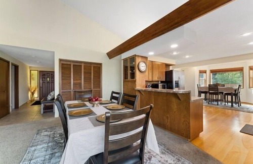 Chelan House | Charming Farmhouse Minutes From Downtown!