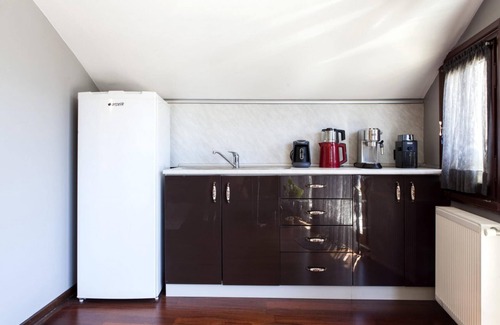 Yenikoy Mahallesi Apartment | Charming Flat with a Lovely Terrace in Yenikoy