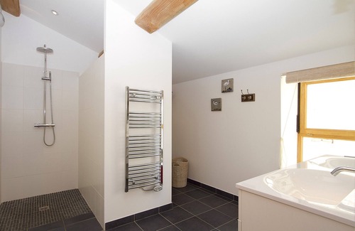 Coulonges-sur-l'Autize Cottage | Charming gîte with heated pool and spa near the Marais Poitevin