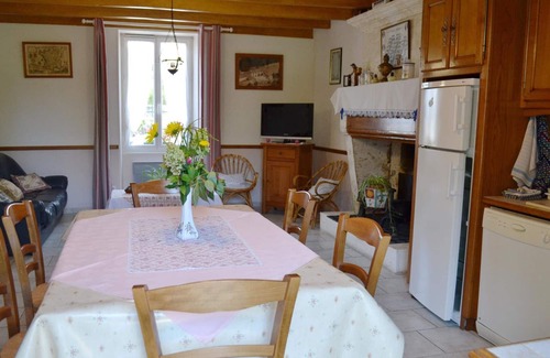 Saint-Genis-d'Hiersac Cottage | Charming Riverside Cottage with Garden, WiFi, and Outdoor Activities in Saint-Genis-Hiersac
