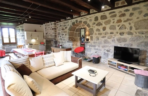 Saint-Martin-Valmeroux Cottage | Charming 1771 Home near Auvergne Volcanoes, Close to Salers, with Fireplace & Spacious Garden