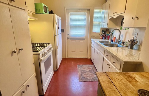 Menlo Park House | Charming furnished 2BR sanctuary with WiFi & off-street parking in Menlo Park,