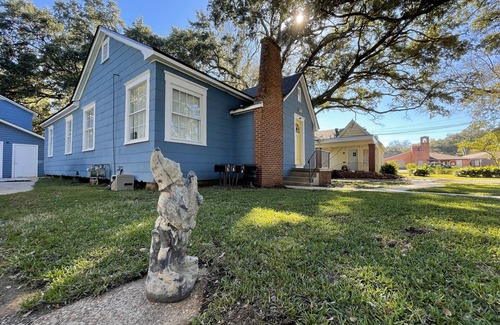 Broadmoor Apartment | Charming furnished STR 1-bedroom in Beautiful Broadmoor with Wi-Fi and big yard