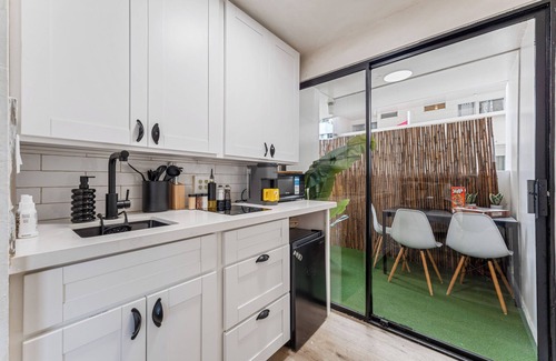 Waikiki Apartment | Charming Getaway in the Heart of Waikiki. Modern Studio.