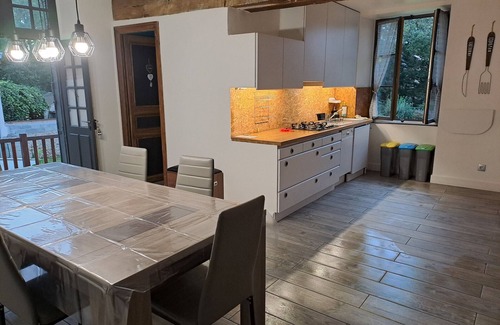 Chateau-Renard Cottage | Charming Gîte in Medieval Town with Private Garden and Nearby Historic Sites
