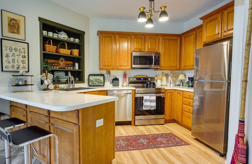 Granville Apartment | Charming Granville Home w/Porch - Walk Downtown!