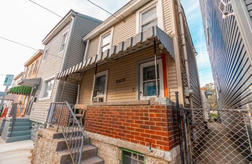 Bloomfield Apartment | Charming Guest House - Pittsburgh's Little Italy
